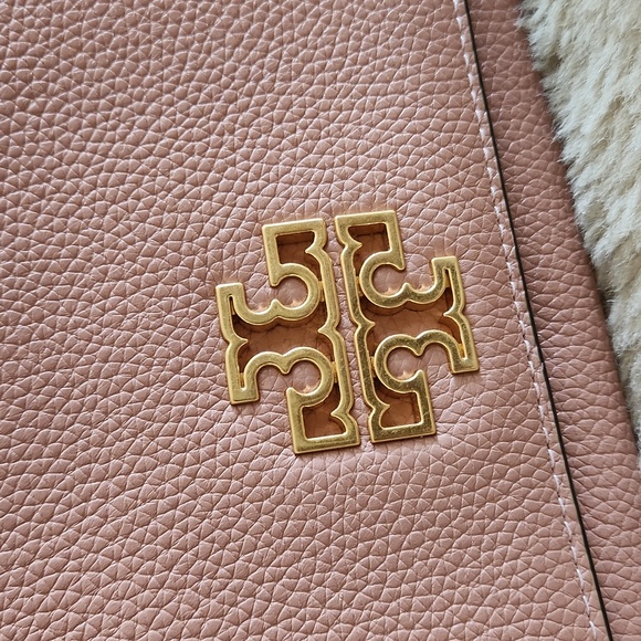 Beautiful NWOT Tory Burch Blush Pink & Gold Chain Dress Bag 🩷👗💛 - Picture 3 of 17